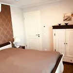 Schwimmendes Haus Elandi By Interhome